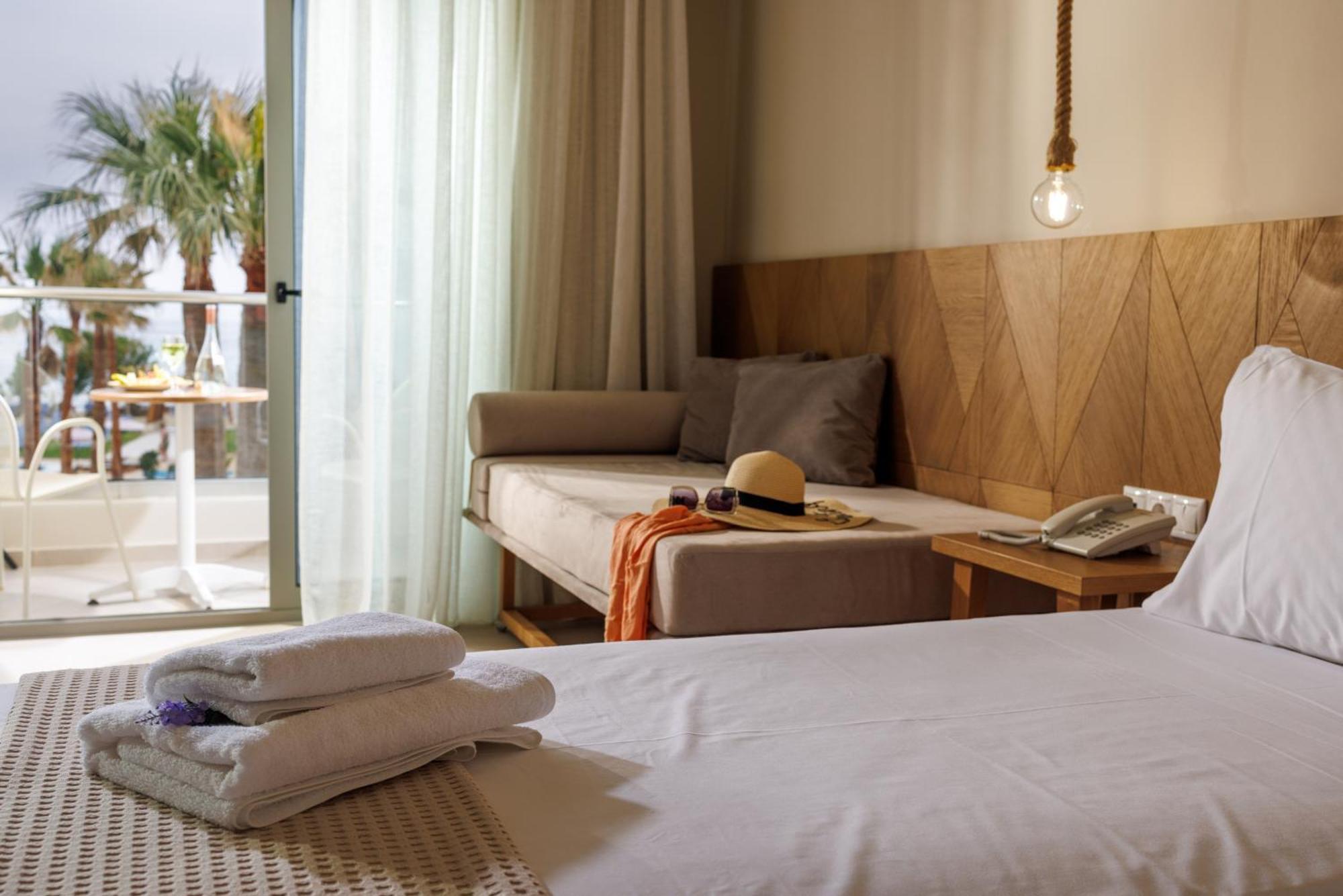 Malia Bay Beach Hotel & Bungalows Buitenkant foto