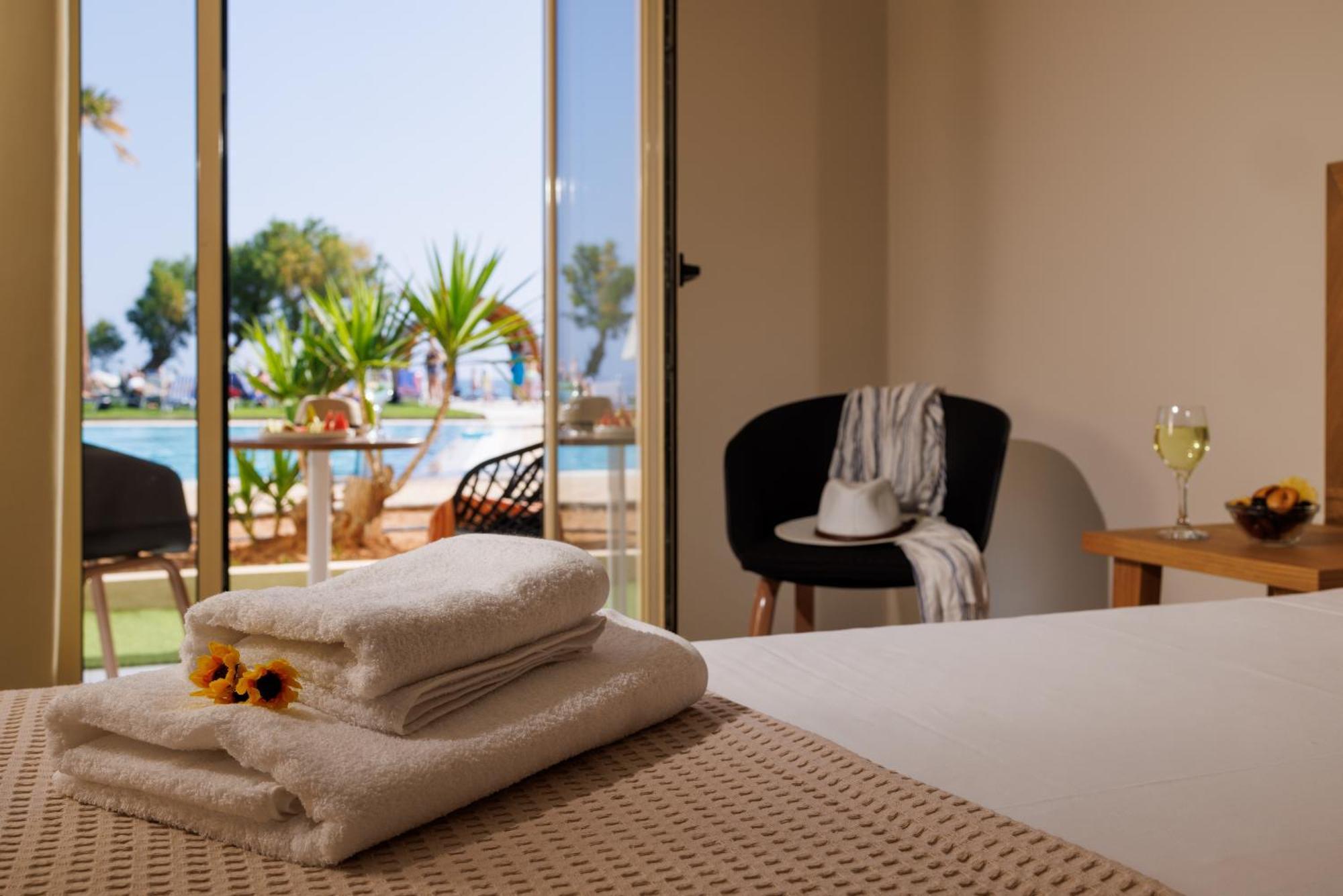 Malia Bay Beach Hotel & Bungalows Buitenkant foto