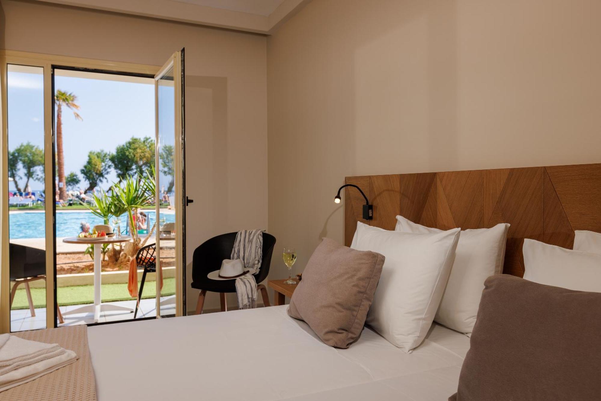 Malia Bay Beach Hotel & Bungalows Buitenkant foto