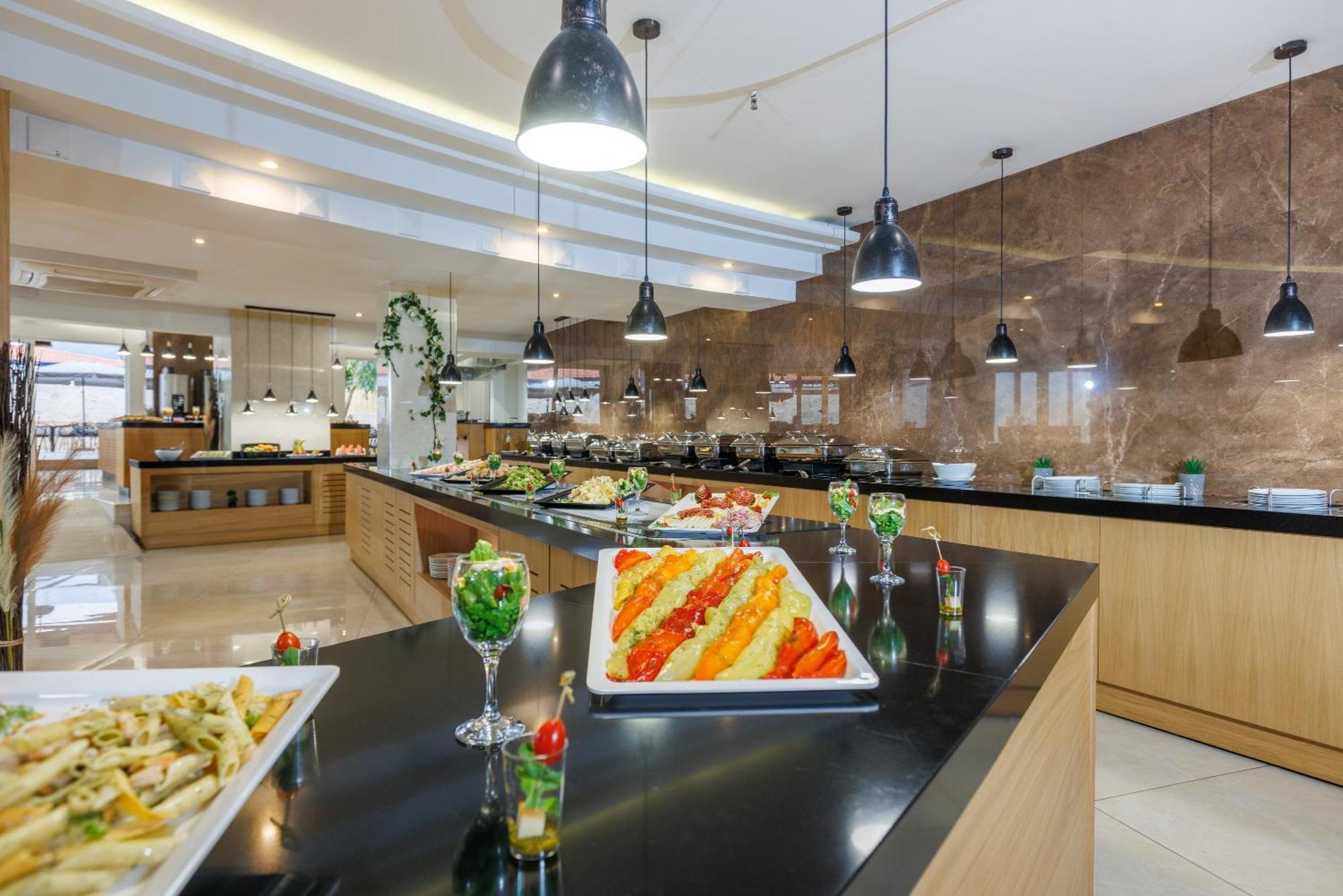 Malia Bay Beach Hotel & Bungalows Buitenkant foto