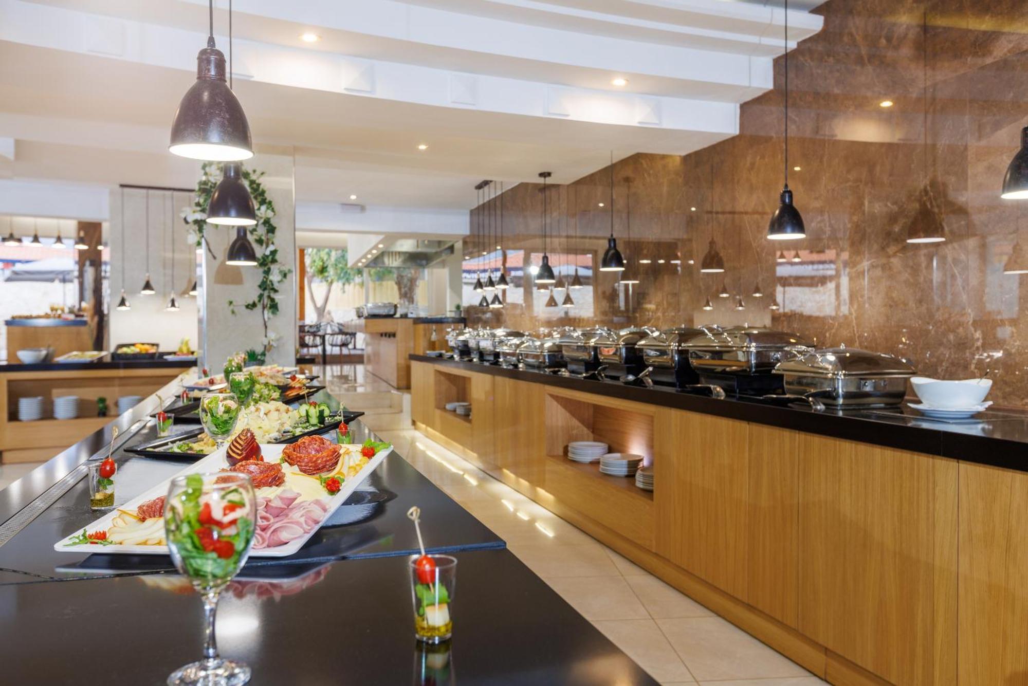 Malia Bay Beach Hotel & Bungalows Buitenkant foto